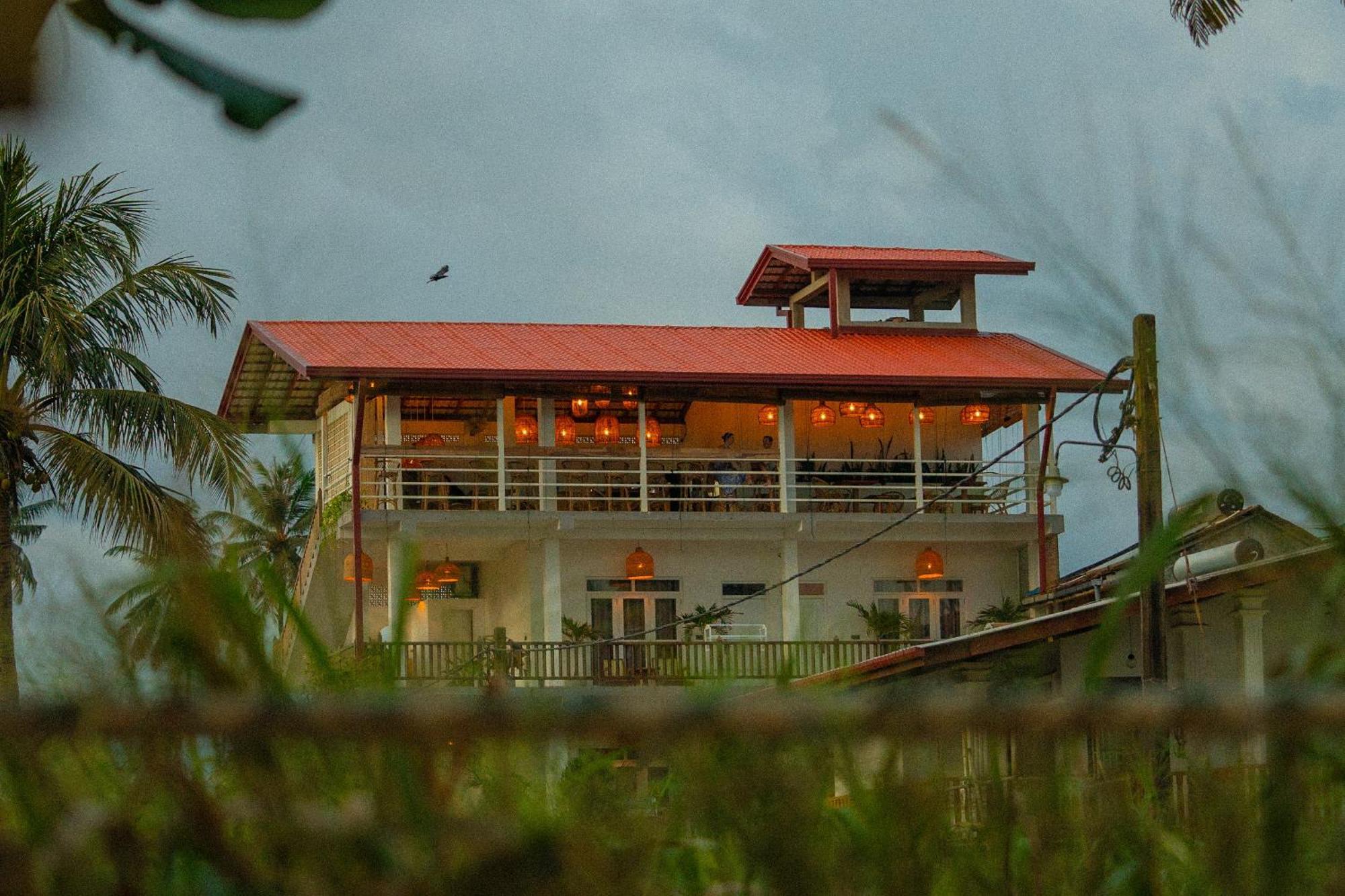 Lucky'S Surf Camp Bed & Breakfast Weligama Exterior foto