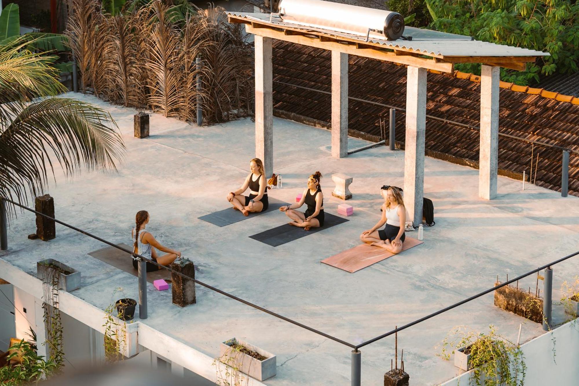Lucky'S Surf Camp Bed & Breakfast Weligama Exterior foto
